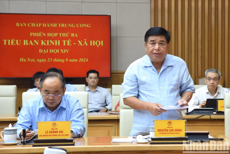 El ministro de Planificación e Inversiones, Nguyen Chi Dung, jefe del equipo editorial del Subcomité Socioeconómico del XIV Congreso Nacional del PCV, presenta el borrador de informe temático sobre asuntos socioeconómicos.
