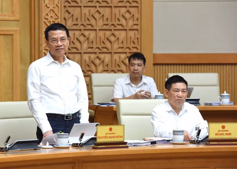 El ministro de Información y Comunicaciones, Nguyen Manh Hung, expresa sus opiniones. El ministro de Información y Comunicaciones, Nguyen Manh Hung, expresa sus opiniones.