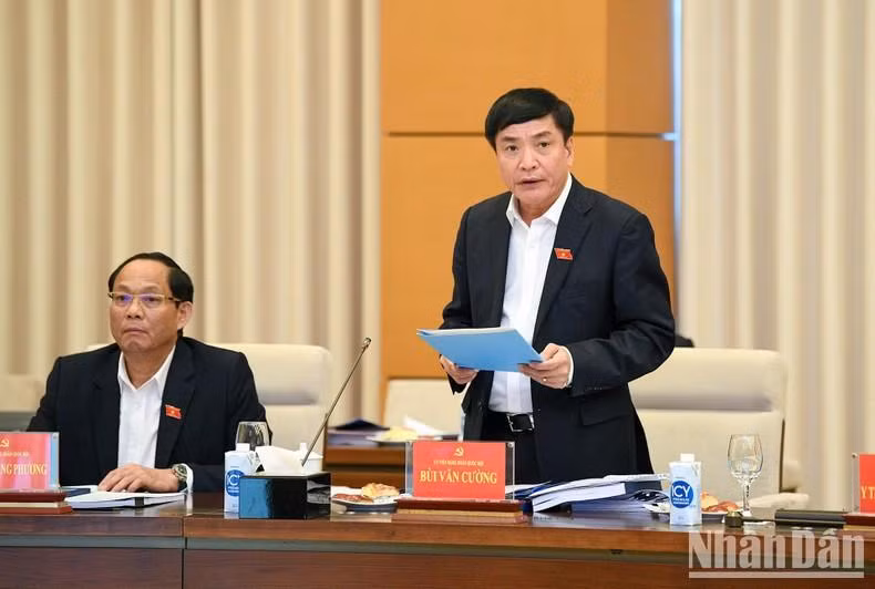 El secretario general y presidente de la Oficina de la AN, Bui Van Cuong, pronuncia el discurso de apertura.