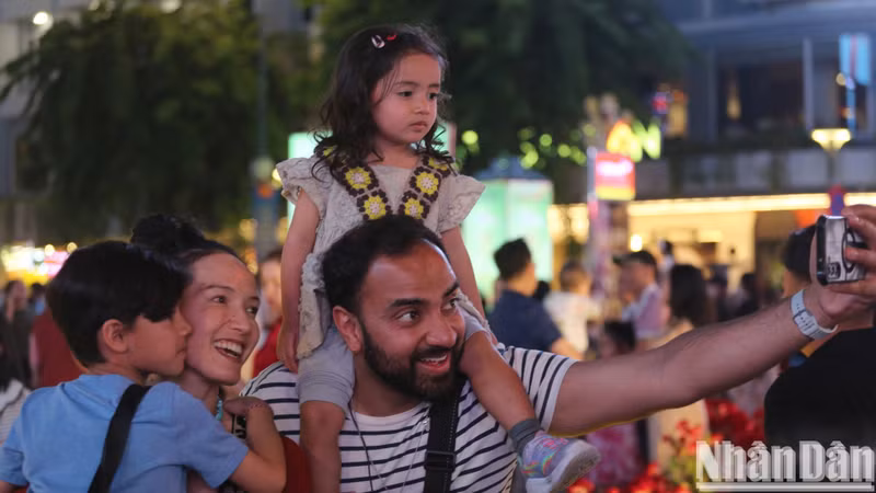 Los turistas extranjeros se mostraron interesados por las costumbres tradicionales vietnamitas para celebrar el Año Nuevo.