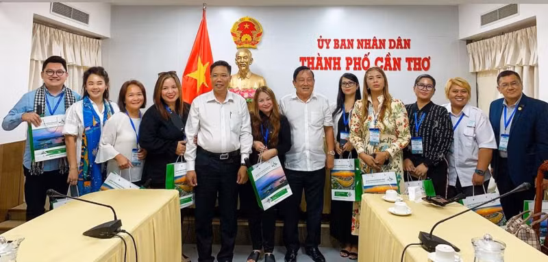  Representantes del Comité Popular de Can Tho y de las Asociaciones de Turismo de Indonesia, Filipinas y Camboya en la reunión. (Fotografía: Ministerio de Cultura, Deportes y Turismo de Vietnam) 
