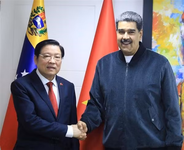 Phan Dinh Trac con el presidente Nicolás Maduro. (Foto: VNA)
