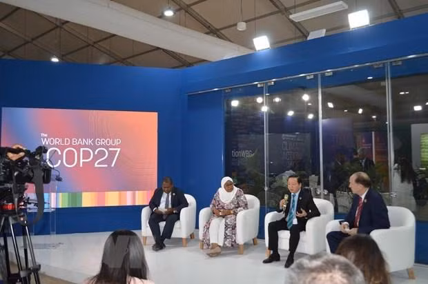 El ministro de Recursos Naturales y Medio Ambiente, Tran Hong Ha, comparte las soluciones y la hoja de ruta de Vietnam para implementar sus compromisos climáticos con el Banco Mundial. (Fotografía: VNA)