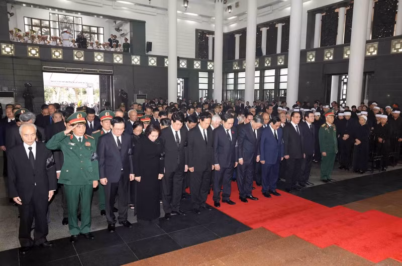 La delegación del Comité Central del Partido Comunista de Vietnam, encabezada por el miembro del Buró Político y presidente del Estado, To Lam, rindió homenaje al secretario general Nguyen Phu Trong. (Fuente: VNA)
