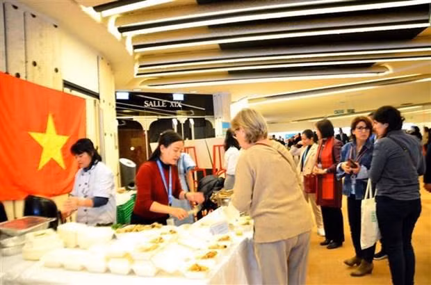El stand de Vietnam atrae a los visitantes. (Fotografía: VNA)
