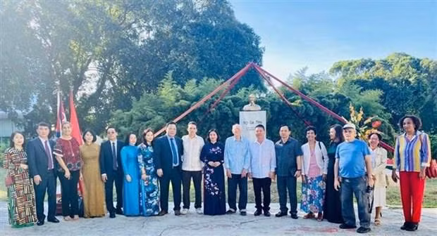 En el monumento dedicado al Presidente Ho Chi Minh. (Fotografía: VNA)