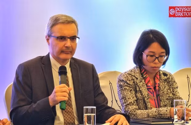 El embajador francés en Vietnam, Nicolas Warnery en la rueda de prensa. (Foto: VNA)