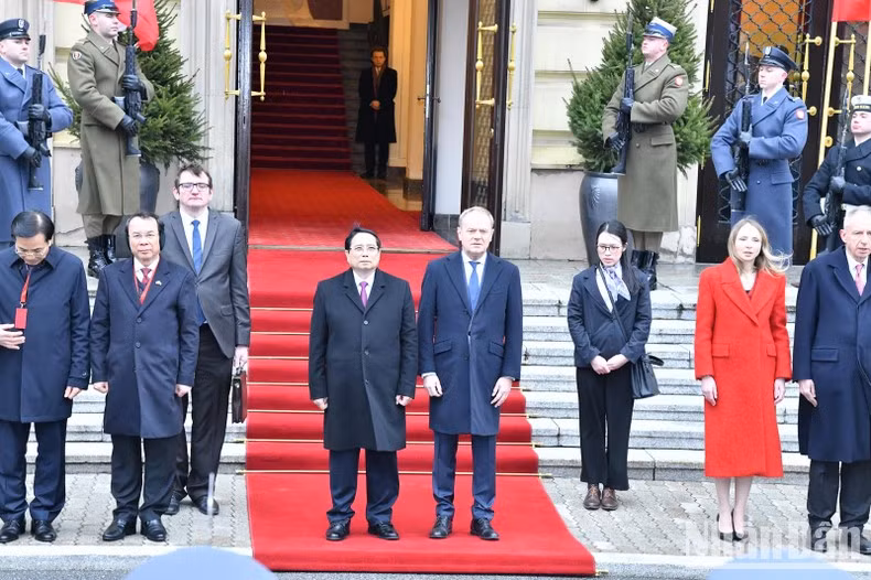 Los primeros ministros de Vietnam y Polonia en la ceremonia de bienvenida.