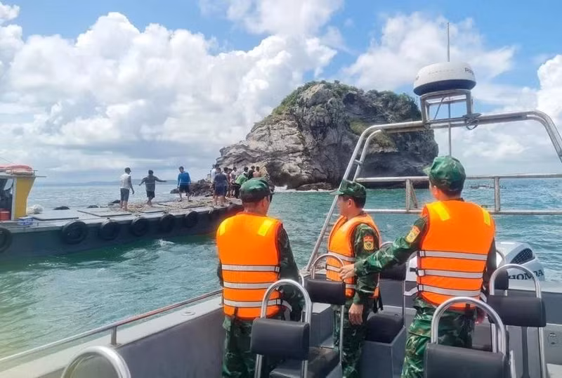 La guardia fronteriza de Quang Ninh durante un rescate. (Foto: VNA)