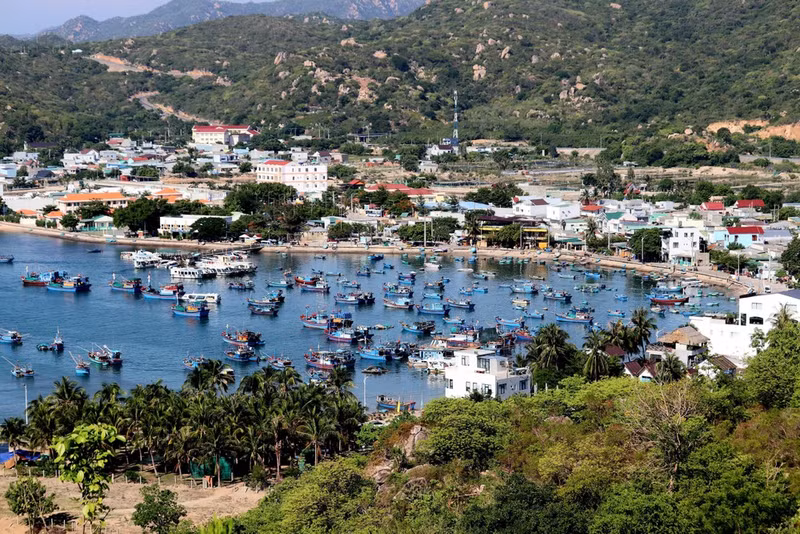 El pueblo turístico de Vinh Hy está situado a orillas de una romántica bahía. (Foto: VNA)
