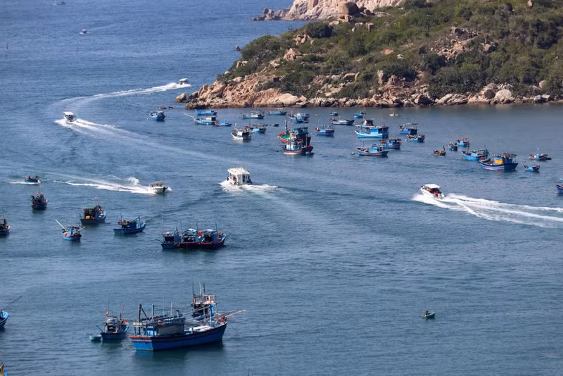 Barcos de pasajeros que viajan por la bahía de Vinh Hy. (Foto: VNA)