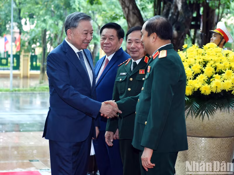El secretario general del PCV y presidente de Vietnam, To Lam, asiste a la reunión.