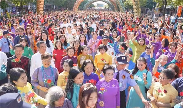 Programa de actuaciones de Ao dai con la participación de más de cinco mil personas. (Fotografía: VNA)