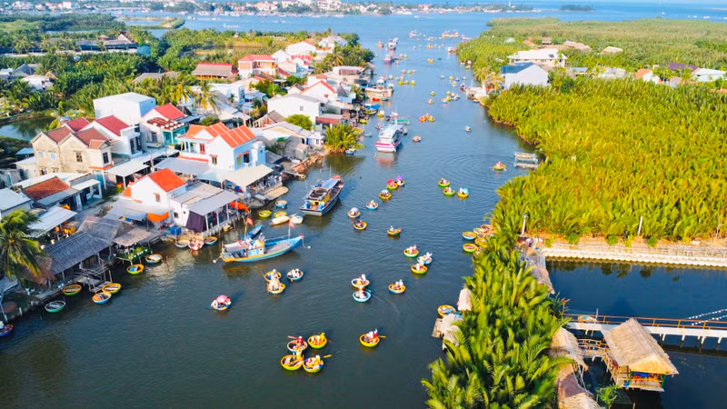 El bosque de cocoteros de Bay Mau, en la comuna de Cam Thanh, en la ciudad de Hoi An, es un atractivo destino turístico rural de la provincia de Quang Nam. (Foto: baoquangnam.vn)