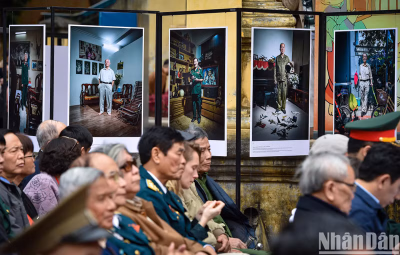 En la exposición.