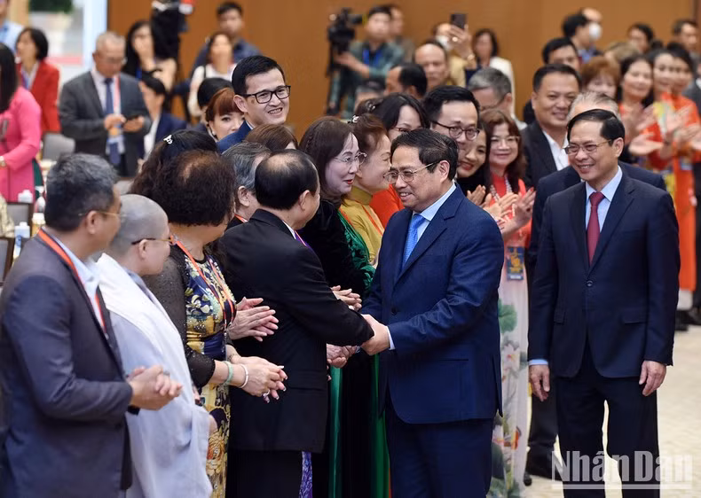 El primer ministro, Pham Minh Chinh, y los delegados en el encuentro.