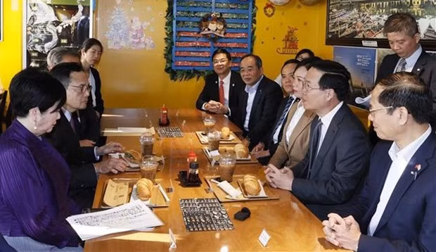 El presidente de Vietnam, Vo Van Thuong, junto a la gobernadora de Tokio, Koike Yuriko, en el restaurante vietnamita “Banh mi Xin chao (Hola)”. (Foto: VNA)