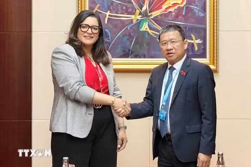 Vu Hai Ha, jefe de la Comisión de Relaciones Exteriores de la Asamblea Nacional de Vietnam, y Salma Benaziz, presidenta de la Comisión de Asuntos Exteriores, Defensa Nacional, Asuntos Islámicos y Marroquíes Residentes en el Extranjero de la Cámara de Representantes. (Foto: VNA)