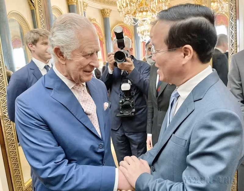 En la ceremonia de coronación del rey Carlos III y la reina Camilla en Londres, el presidente Vo Van Thuong se reunió con el rey Carlos III (2023). (Foto: VNA)