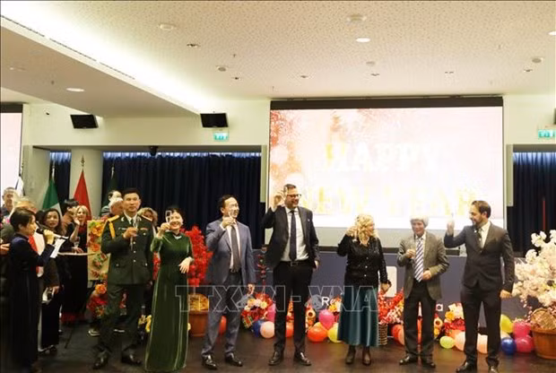 En el encuentro efectuado en Italia por el Tet. (Foto: VNA)