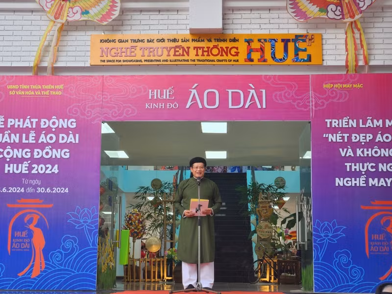 En la inauguración de la Semana Comunitaria de Ao dai Hue 2024 (Foto: VNA)