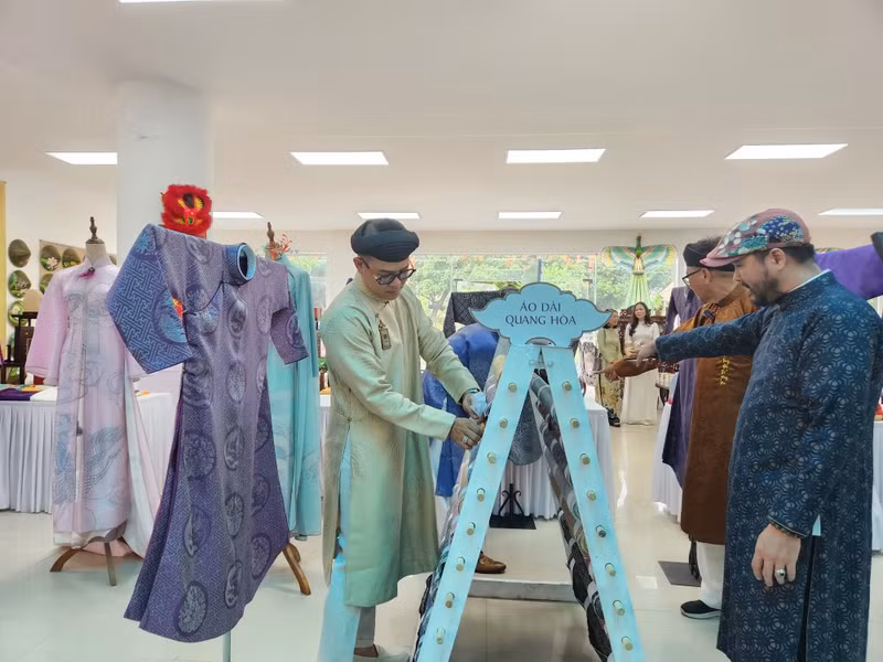 Los turistas visitan un stand de exposición de Ao dai en la Semana Comunitaria de Ao dai Hue 2024. (Foto: VNA)