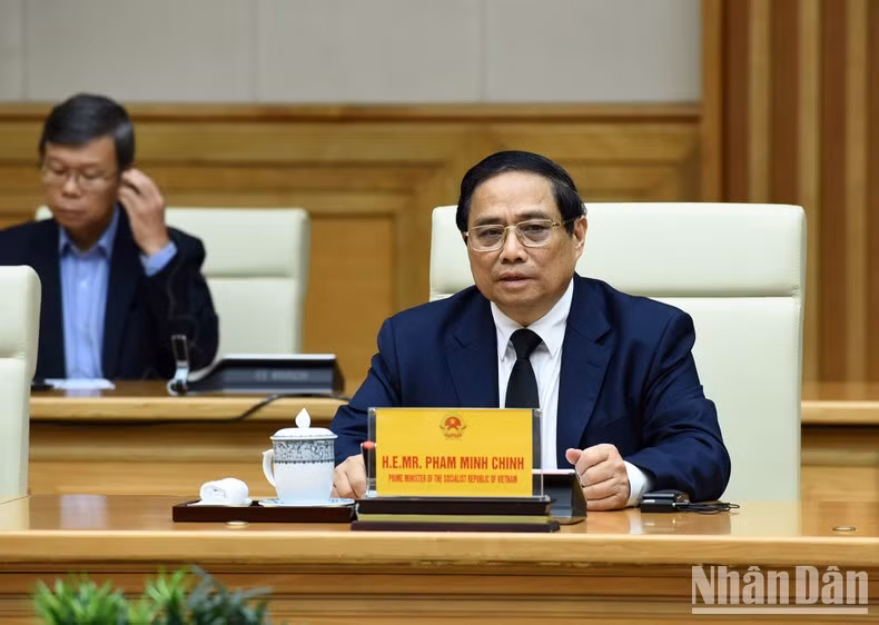 Minh Chinh habla en la reunión.