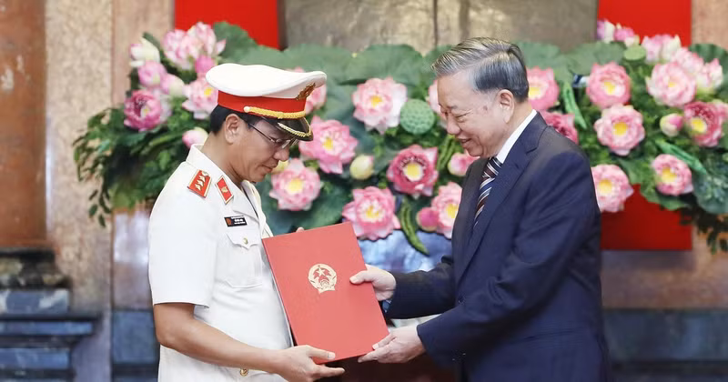 El secretario general del Partido Comunista de Vietnam y presidente del país, To Lam, entrega la decisión de nombrar como subjefe de la Fiscalía Popular Suprema a Ho Duc Anh. (Foto: VNA)