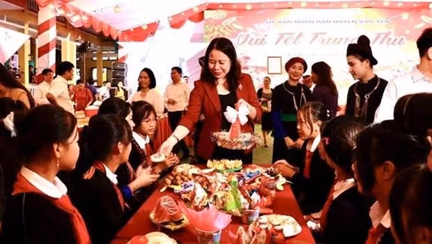 La vicepresidenta de Vietnam, Vo Thi Anh Xuan, reparte regalos a los estudiantes. (Fotografía: VNA)