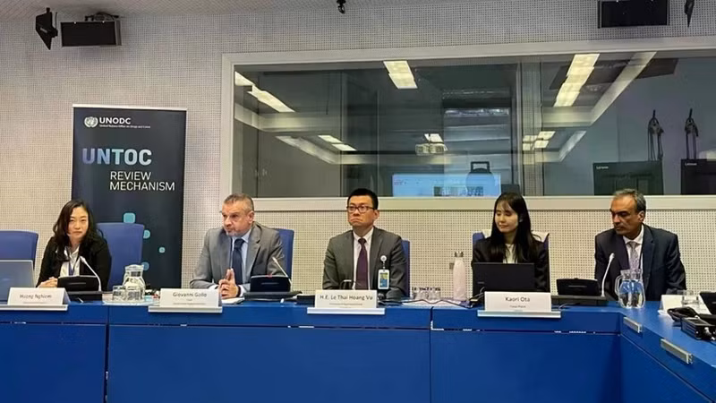 El embajador Vu Le Thai Hoang y delegados participantes en el seminario. (Foto: VNA)