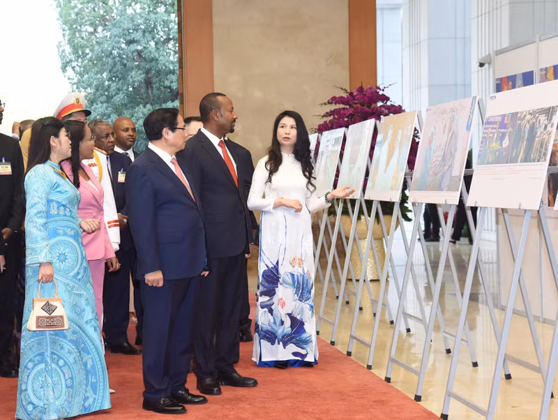 El primer ministro Pham Minh Chinh y su esposa, y el primer ministro etíope Abiy Ahmed Ali y su cónyuge visitan exposición de imágenes de la cooperación entre los dos países. El primer ministro Pham Minh Chinh y su esposa, y el primer ministro etíope Abiy Ahmed Ali y su cónyuge visitan exposición de imágenes de la cooperación entre los dos países.