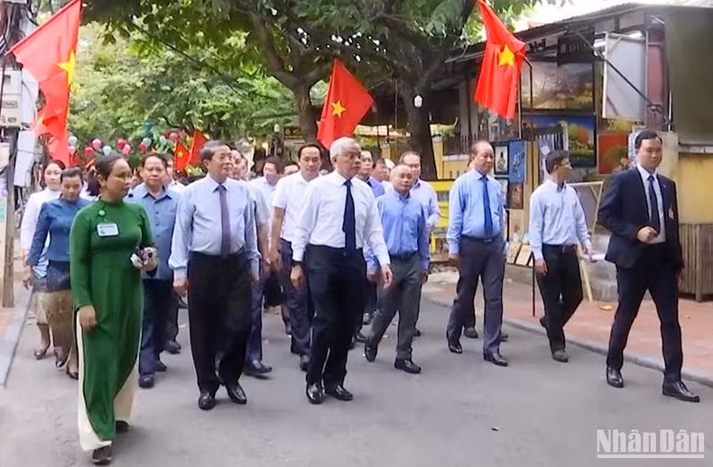 El vicepresidente de la Asamblea Nacional de Vietnam, Nguyen Duc Hai, y su homólogo laosiano, Sommad Pholsena, en su visita al casco antiguo de Hoi An. El vicepresidente de la Asamblea Nacional de Vietnam, Nguyen Duc Hai, y su homólogo laosiano, Sommad Pholsena, en su visita al casco antiguo de Hoi An.