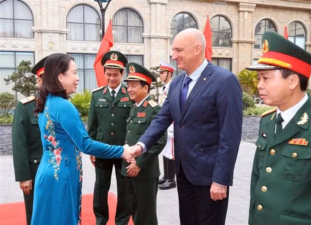 La vicepresidenta Vo Thi Anh Xuan y directores del Centro Tropical Vietnam - Rusia. (Foto: VNA) La vicepresidenta Vo Thi Anh Xuan y directores del Centro Tropical Vietnam - Rusia. (Foto: VNA)