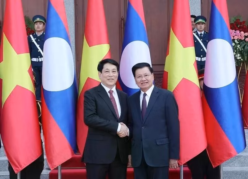 El presidente vietnamita, Luong Cuong, (izquierda) y el secretario general del Partido Popular Revolucionario y presidente de Laos, Thongloun Sisoulith, se toman una foto juntos. (Foto: VNA)