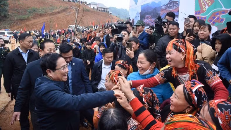 El primer ministro vietnamita Pham Minh Chinh y habitantes de Lang Nu. (Foto: Nhan Dan)