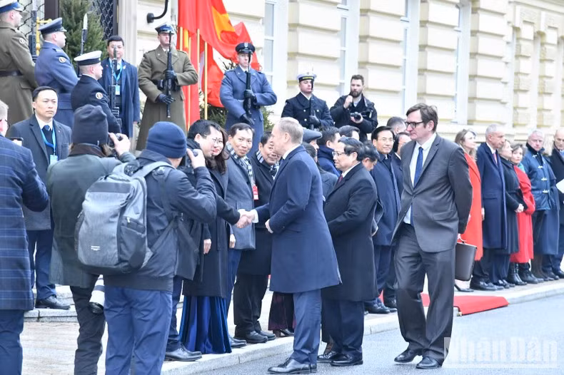 El primer ministro Pham Minh Chinh presenta al su similar polaco, Donald Tusk, a los líderes de los ministerios, departamentos y agencias vietnamitas.