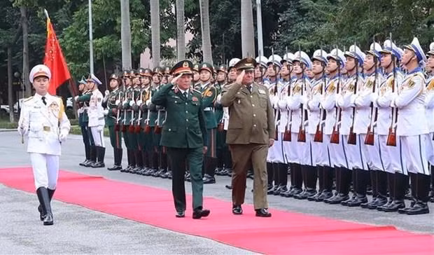 En el acto de bienvenida al jefe de la Dirección Política de las Fuerzas Armadas Revolucionarias de Cuba, General de División Víctor Rojo Ramos. (Fotografía: VNA)