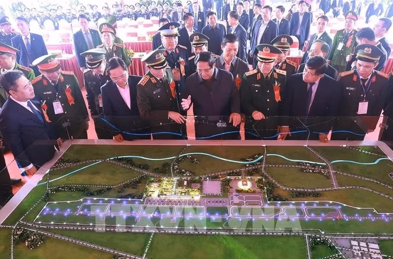 El primer ministro Pham Minh Chinh examina el esquema del aeropuerto internacional Gia Binh (Foto: VNA)