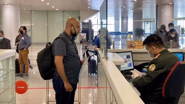 Los visitantes internacionales realizan trámites migratorios a Vietnam. (Foto: vneconomy.vn)