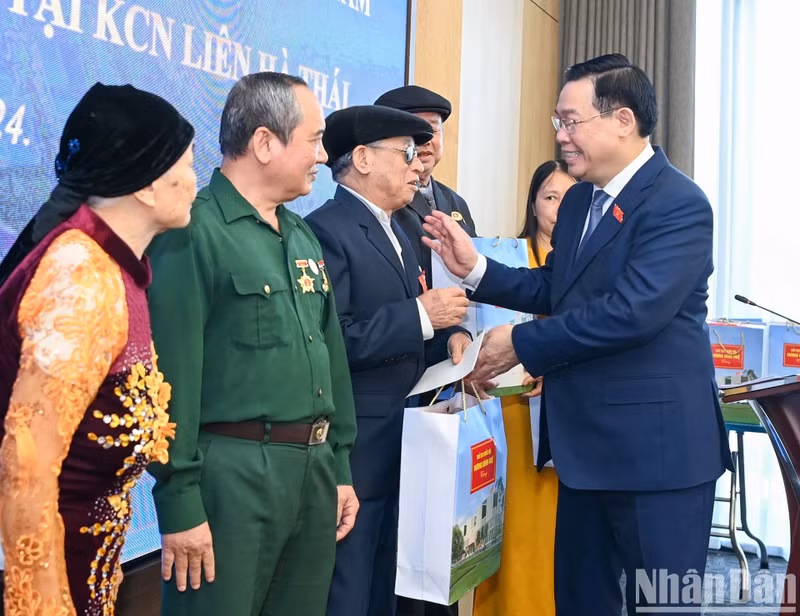 Dinh Hue entrega obsequios a familias beneficiarias de políticas sociales y hogares pobres en el parque industrial Lien Ha Thai.