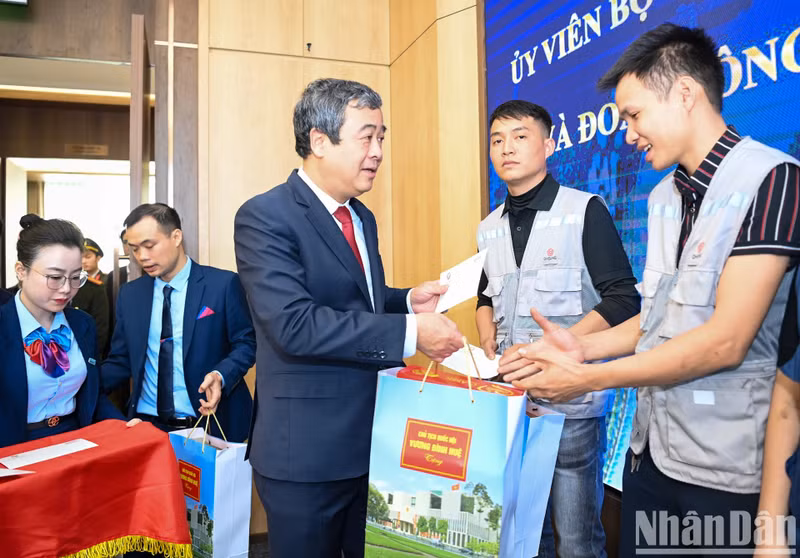 El secretario del Comité partidistas de la provincia de Thai Binh, Ngo Dong Hai, entrega obsequios a los trabajadores en desventajas económicas.