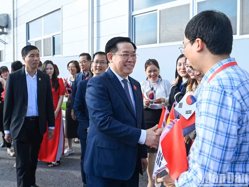 El máximo legislador y los trabajadores de la empresa Ohsung Vina Thai Binh.