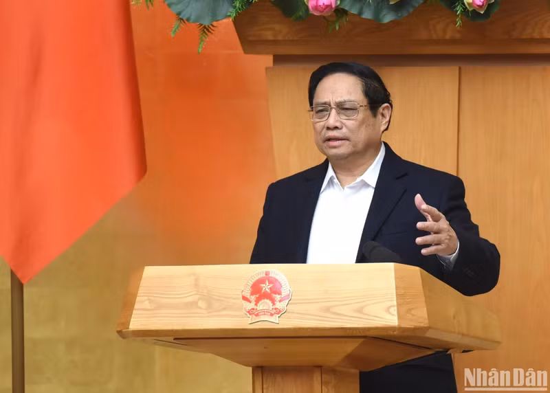 El primer ministro Pham Minh Chinh preside la reunión. 
