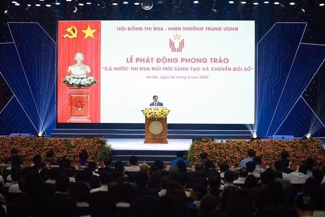 El primer ministro Pham Minh Chinh habla en una ceremonia para lanzar un movimiento nacional de emulación sobre innovación y transformación digital en Hanói el 24 de abril. (Foto: VNA)
