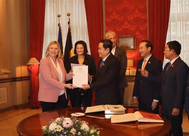 Entregan la carta de agradecimiento del presidente de la Asamblea Nacional de Vietnam, Vuong Dinh Hue, a las dirigentes del Parlamento Federal de Bélgica por la adopción de la Resolución de apoyo a las víctimas del Agente Naranja en Vietnam. (Foto: VNA)