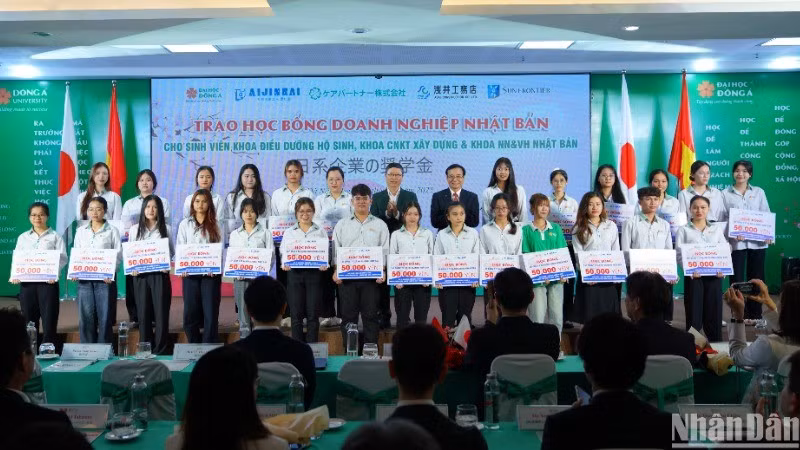 Estudiantes destacados de la Universidad Dong A reciben becas. 