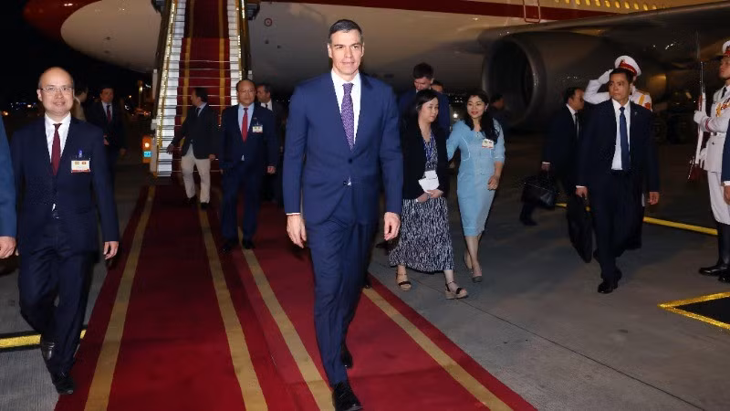 El presidente del Gobierno de España, Pedro Sánchez, llega a Hanói, iniciando una visita oficial a Vietnam. (Foto: Pham Kien/VNA)