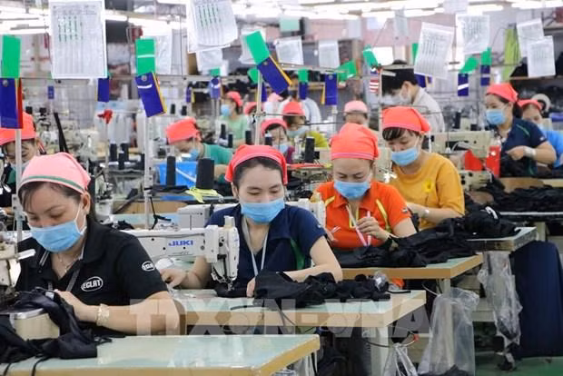 Empresas de Dong Nai aumentan salario a empleados para mantenerlos. (Fotografía: VNA)