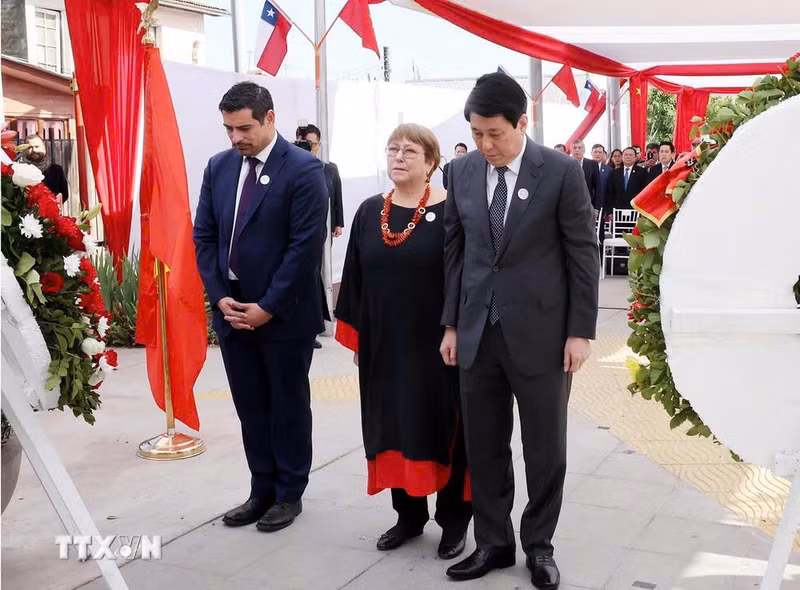 El presidente vietnamita, Luong Cuong, y la ex presidenta chilena, Michelle Bachellet en el acto. (Foto: VNA)