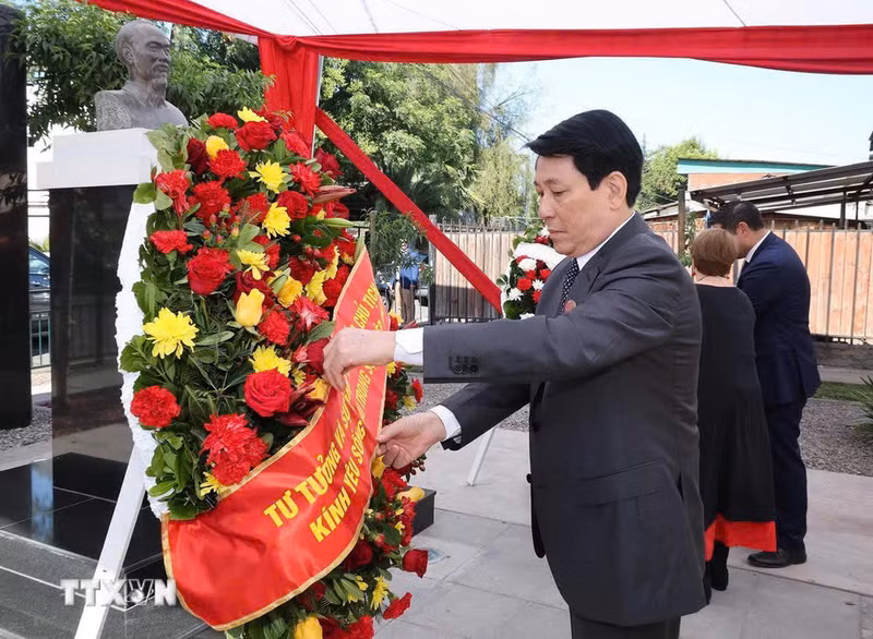El presidente vietnamita, Luong Cuong, ofrece flores en el Monumento dedicado al Presidente Ho Chi Minh en Santiago, capital de Chile. (Foto: VNA)